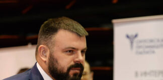 Советника не отпустили в добровольные помощники