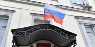 Безопасника привязали к земле