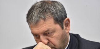 Экс-руководителя комитета по труду Петербурга с супругой подозревают в мошеннических действиях