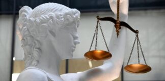 В Новосибирске суд начнет дело против двух подростков, обвиняемых в покушении на военнослужащего.