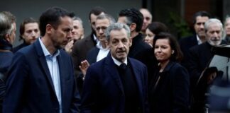 Экс-президент Франции Николя Саркози начал отбывать наказание в тюрьме, появились первые фото и видео с его прибытия.