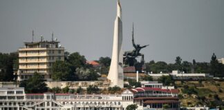 Нефтяное пятно появилось у берегов Севастополя после аварии плавкрана