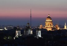 Эвакуация жильцов дома в Петербурге произошла из-за обрушения асфальта на улице