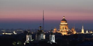 Эвакуация жильцов дома в Петербурге произошла из-за обрушения асфальта на улице