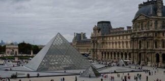 Во Франции задержаны двое подозреваемых в совершении ограбления знаменитого Лувра