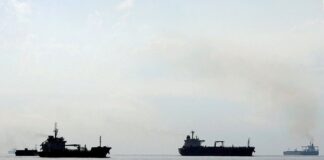 Эсминец США предотвратил действия «российского» танкера, сообщает Bloomberg.