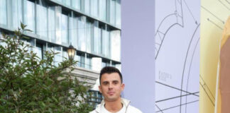 Кирилл Туриченко не сдержал эмоций на гентер-пати: узнал пол первенца, целуя живот жены на концерте «Иванушек»