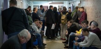 Мужчина упал с пятого этажа военкомата на западе Украины.