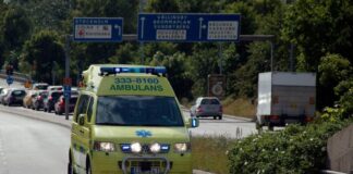 Автобус в Стокгольме сбил пешеходов, в результате трагедии погибли три человека.