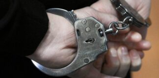 В Сухуме задержан подозреваемый по делу о стрельбе, который теперь арестован.