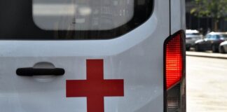 Во Франции произошел инцидент: водитель на автомобиле врезался в толпу, есть раненые.
