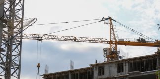 «Люди зарабатывают на этом»: с отменой моратория застройщикам ждут шквала исков