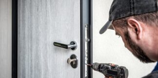 Реаниматолог оказал помощь слесарю, который потерял сознание из-за инфаркта, и вернул его к жизни.