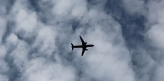 Самолет, направлявшийся из Петербурга в Якутск, совершил экстренную посадку в аэропорту Внуково
