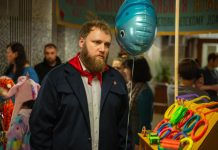 Илья Макаров поделился мнением о Леониде Якубовиче, его юморе и своем дебюте в программе «Вечерняя школа»