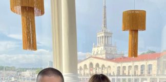 Жена Рената Агзамова раскрыла причины своего решения о разводе с известным кондитером.