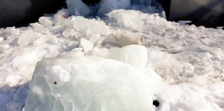 Ледяная глыба на Урале едва не стала причиной трагедии для пенсионерки и матери с ребёнком