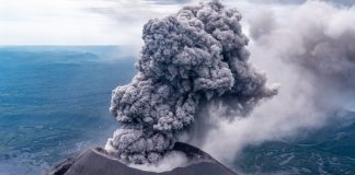 Извержение вулкана угрожает пеплопадом четырём посёлкам Камчатки