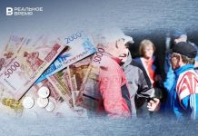 Россияне массово снимают наличные, а самозанятые столкнулись с проблемой мизерных будущих пенсионных выплат
