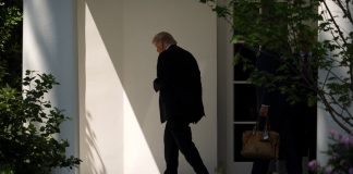 Главный фигурант: Дональд Трамп. Заголовок: В столице США обнаружено граффити, расцененное как предупреждение в адрес Трампа.