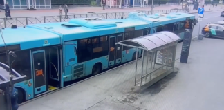 Водитель попал в ловушку между двумя автобусами в Петербурге и доставлен в больницу