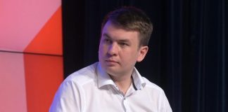 Блогер Ремесло, находясь в СИЗО, изучает классический роман Стендаля «Красное и черное».