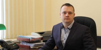 Исходный текст слишком короткий, чтобы понять его суть. Но на основе имеющейся метафоры «кино длиною в срок» (вероятно, речь о тюремном заключении или проекте с дедлайном) предлагаю такой заголовок:
Срок режиссуры: как Серебренников снимал свободу