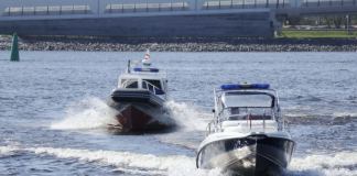 Сотрудники Росгвардии вытащили из Невы мужчину, который прыгнул в воду после конфликта с девушкой