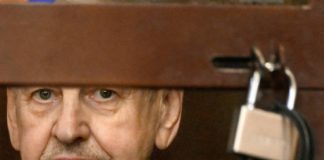 Вот несколько вариантов заголовков на основе вашего текста:
1. Срок за блиндаж: как Шойгу и Иванов подвели Минобороны
2. Блиндажное дело: суд над генералами и новые имена фигурантов
3. Иванов и компания: за блиндаж получили реальные сроки
4. Блиндаж в деле: суровый приговор Минобороны и его последствия