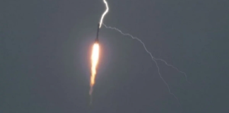 Китайская ракета-носитель Чанчжэн-3B подверглась удару молнии.