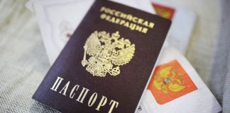 Фигурант: мошенники, выдающие себя за сотрудников полиции.
Заголовок: В столице аферисты в форме полицейских ходят по квартирам и обманывают жильцов