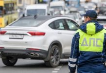 Авария с микроавтобусом на Камчатке: водитель отвлекся на телефон, восемь человек пострадали