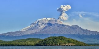 Вулкан Шивелуч на Камчатке выбросил столб пепла высотой 4 километра.