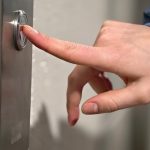 В Махачкале лифт с пассажирами сорвался с четвертого этажа, сообщили в МЧС