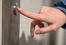 В Махачкале лифт с пассажирами сорвался с четвертого этажа, сообщили в МЧС
