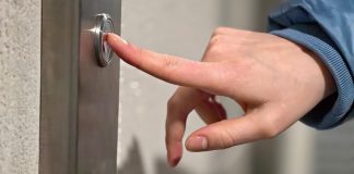 В Махачкале лифт с пассажирами сорвался с четвертого этажа, сообщили в МЧС