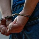 Алиментщик, ценитель естественной красоты, позвал пристава на свидание и был арестован.
