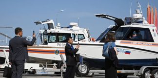 Балтийский завод прокатил спасателей