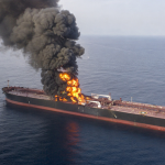 В Ормузском проливе морская мина поразила супертанкер, следовавший по закрытому фарватеру