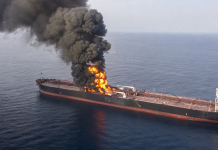 В Ормузском проливе морская мина поразила супертанкер, следовавший по закрытому фарватеру