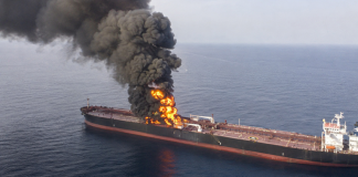 В Ормузском проливе морская мина поразила супертанкер, следовавший по закрытому фарватеру