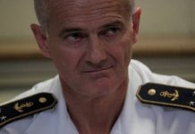 Экс-командир авианосца Шарль де Голль Лебас погиб во французских горах