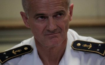 Экс-командир авианосца Шарль де Голль Лебас погиб во французских горах