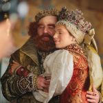 В кадрах новогоднего фильма Очень сказочные дела Галустян предстал лысым с рыжей бородой, а Чеботина в образе царевны