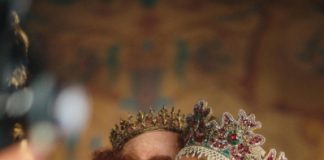 В кадрах новогоднего фильма Очень сказочные дела Галустян предстал лысым с рыжей бородой, а Чеботина в образе царевны