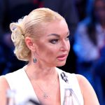 Ведущий Никита Никитин в клубе не смог не поддержать Анастасию Волочкову и прикрыть ее трусики во время шпагата перед ним.