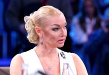 Ведущий Никита Никитин в клубе не смог не поддержать Анастасию Волочкову и прикрыть ее трусики во время шпагата перед ним.