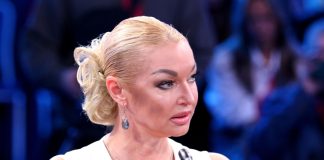 Ведущий Никита Никитин в клубе не смог не поддержать Анастасию Волочкову и прикрыть ее трусики во время шпагата перед ним.