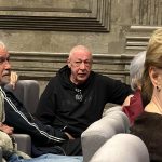На сборе труппы театра Никиты Михалкова Михаил Ефремов прячет глаза от камер и не выпускает шарф Спартака