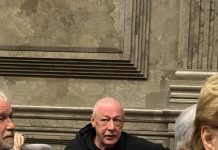 На сборе труппы театра Никиты Михалкова Михаил Ефремов прячет глаза от камер и не выпускает шарф Спартака